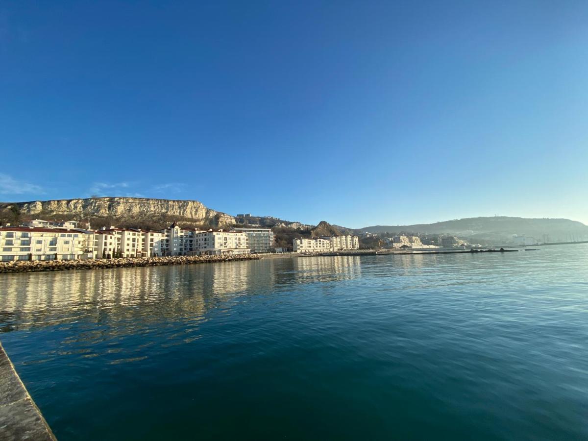 Supreme Danieli - Holiday Apartment By The Sea Balchik Bagian luar foto